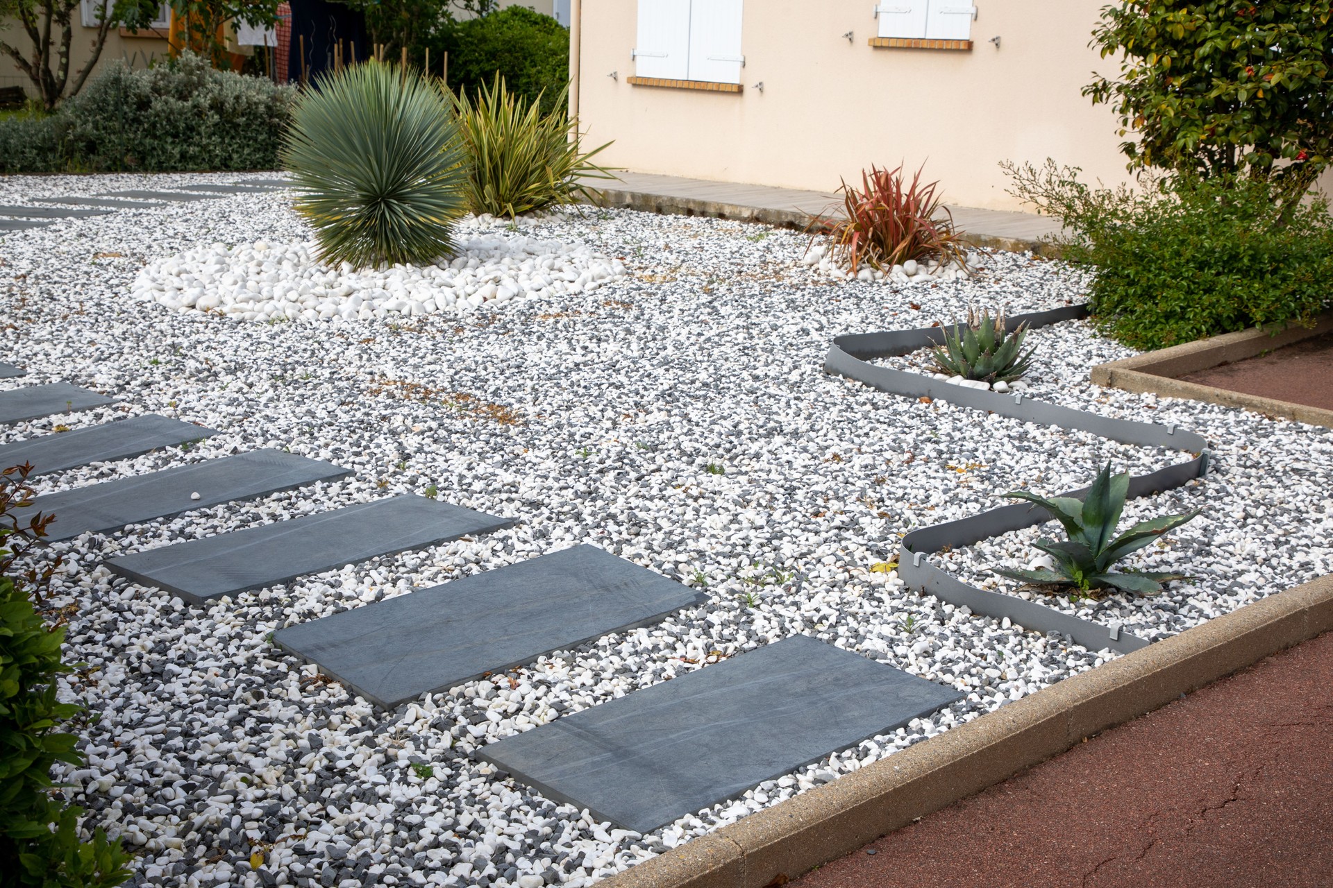 Living gray and white gravel house outdoor with Japanese steps as dry garden Yard Design exterior